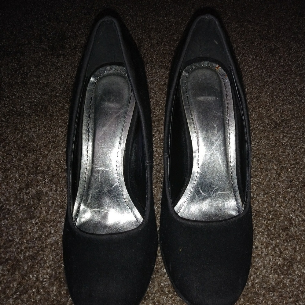 Black Pumps